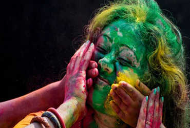 Holi 2021: જાણો, કેવી રીતે ચહેરા પરના જિદ્દી રંગ દૂર કરશો?