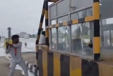MNS workers vandalise toll booth in Maharashtra; viral video sparks row
