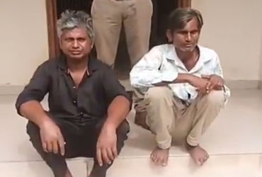 બનાસકાંઠા: વોરંટ બજાવવા ગયેલી પોલીસ પર ધારિયાથી હુમલો, બે આરોપીઓની ધરપકડ કરવામાં આવી.