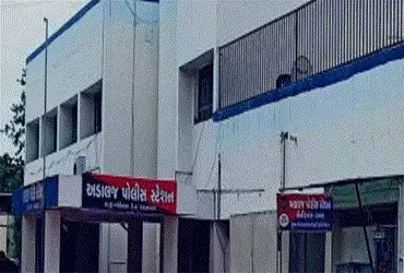 પીઝા સ્ટોરમાં સાથી મહિલા કર્મચારીએ રૃા.૭૩ હજારના દાગીના ચોરી લીધા