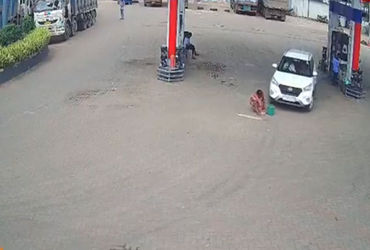 સુરત મંગ્રોલમાં હિટ અને રન: operator પરેટર પેટ્રોલ પંપ પર સ્વચ્છ સ્ત્રી પાસે ભાગી જાય છે. મંગ્રોલ સુરત કારમાં હિટ એન્ડ રન સેનિટેશન વર્કર મહિલાને ફટકારે છે