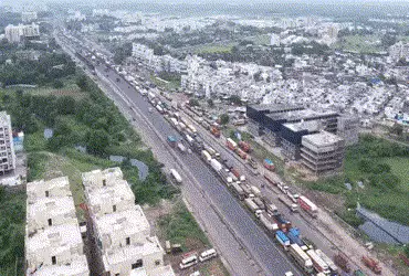 VIDEO: આ ગુડ્સ ટ્રેન નથી: વડોદરા હાઈવે પર વાહનોની લાંબી કતારો, જામ્બુવા બ્રિજ પાસે 15 કિલોમીટર લાંબો ટ્રાફિક જામ