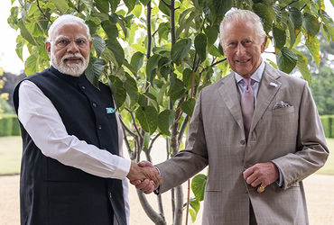 બ્રિટનમાં PM મોદીની કિંગ ચાર્લ્સ તૃતીય સાથે મુલાકાત અને વૃક્ષારોપણ.