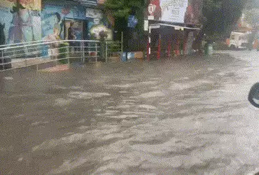 અમદાવાદ જળમગ્ન: પૂર્વ વિસ્તારમાં પૂર જેવી સ્થિતિ, રસ્તા બેટમાં ફેરવાયા, મીઠાખળી અંડરપાસ બંધ કરાયો.