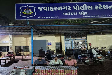બિયરના જથ્થા સાથે બુટલેગર અને બે સાગરિતો ઝડપાયા, એક આરોપી વોન્ટેડ જાહેર.