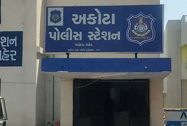 ડી માર્ટના કેશ ઓફિસર વિરુદ્ધ ચોરીની ફરિયાદ મેનેજરે નોંધાવી. પોલીસ દ્વારા કાયદેસરની કાર્યવાહી હાથ ધરવામાં આવી.