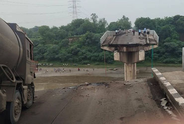 Mini River bridge closure after Gambhira collapse pushes Nandesari in traffic woes