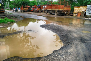 સૌથી મોટા મકરપુરા GIDC માં 2005 પછી રોડ બન્યા નથી.