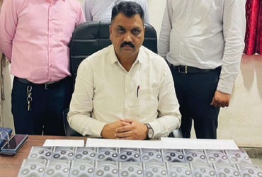 રીક્ષામાંથી ગુમ થયેલ ૨૦ મોબાઇલ ફોનનું પાર્સલ પોલીસે શોધી આપ્યું.