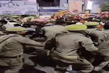 VIDEO: UPના 'છોટી કાશી' ગોલા ગોકર્ણનાથ મંદિરમાં નાસભાગ, ઘણા લોકો ઘાયલ.