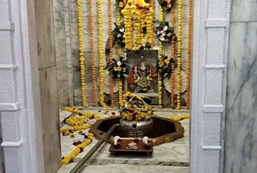 શ્રાવણના પ્રથમ સોમવારે વડોદરાના શિવ મંદિરોમાં ભક્તોની ભીડ: 'બમ બમ ભોલે'ના નાદથી મંદિર ગુંજી ઉઠ્યા.
