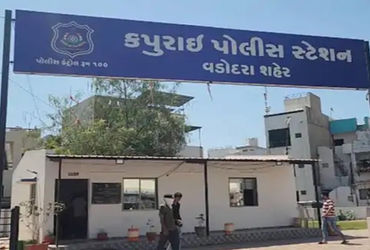 વાઘોડિયા બ્રિજથી વોરાગામડી સુધી પોલીસનો પીછો, બુટલેગરની કાર ઝડપાઈ, બુટલેગર ફરાર.
