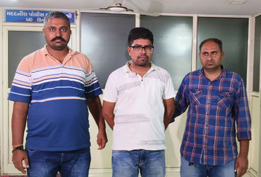 અમદાવાદ: 'શબાબ'માંથી 'સતીશ' બની યુવતીનું શોષણ કરનાર Home Guard ઝડપાયો.