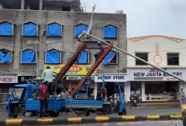 ડ્રાઇવર મોબાઇલમાં મસ્ત: JCB થાંભલા સાથે અથડાયું, તંત્ર ત્રસ્ત.