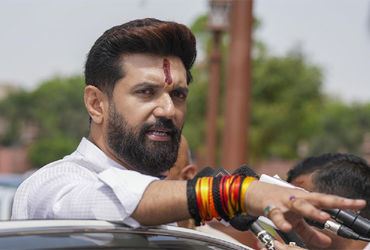દિલ્હીની વાત: ચૂંટણી પહેલાં ચિરાગ પાસવાનને ફટકો, LJPના ૧૧ નેતાઓ RLPમાં જોડાયા.
