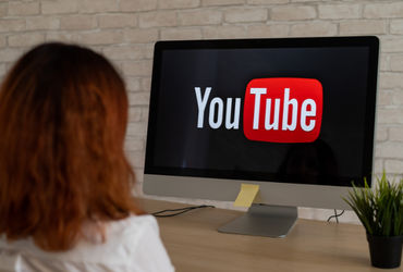 13 ઓગસ્ટથી YouTube બદલાશે: બાળકો માટે નવા નિયમો, AI ઉંમર જાણશે.