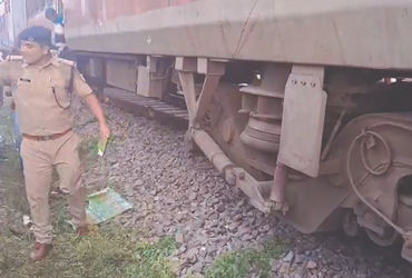 VIDEO: UPમાં Mujaffarpur-Sabarmati જનસાધારણ એક્સપ્રેસના 2 ડબ્બા પાટા પરથી ઉતર્યા, કોઈ જાનહાનિ નહીં.