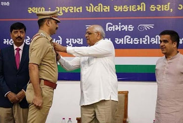 જામનગરના ડીવાયએસપી રાજેન્દ્રકુમાર દેવધાને ઉત્કૃષ્ટ સેવા માટે મુખ્યમંત્રી દ્વારા ચંદ્રક એનાયત.