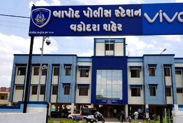 વડોદરા: દશામા વિસર્જન રાત્રે પ્રેમ સંબંધની અદાવતમાં યુવક પર હુમલો. (Vadodara Crime).