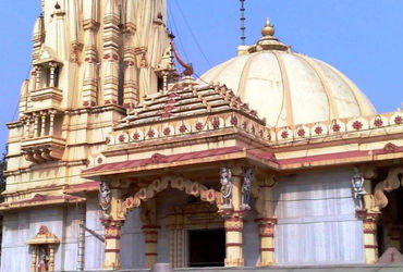 નવસરીની બિલીમોરા મેળામાં ફાટી નીકળ્યો, એક મહિલાને ઇજા થઈ અને હોસ્પિટલમાં ખસેડવામાં આવી. સ્પિનિંગ વ્હીલ બિલીમોરા નવસારીમાં સોમનાથ મહાદેવ ટેમ્પ્લેને તૂટી પડ્યું