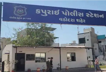 બે વ્યક્તિઓ નશો કરવાની સ્થિતિમાં વેપારીને મોપેડને નુકસાન પહોંચાડે છે. બે નશામાં માણસોએ ઉદ્યોગપતિના મોપેડને નુકસાન પહોંચાડ્યું