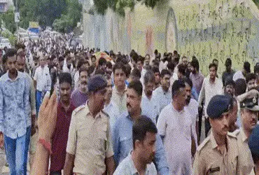 અમદાવાદ સેવન્થ ડે હત્યા કેસઃ પોલીસ બંદોબસ્ત સાથે નીકળી વિદ્યાર્થીની અંતિમ યાત્રા, મોટી સંખ્યામાં જોડાયા લોકો