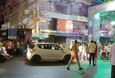 નવા નરોડામાં ગણેશ પંડાલમાં દીવાલ ધસી પડતા ત્રણ દબાયા, તાત્કાલિક હોસ્પિટલ ખસેડાયા