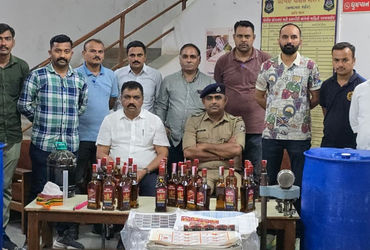 ફતેવાડી વિસ્તારમાં પોલીસે નકલી વિદેશી દારૂ તૈયાર કરતી ફેક્ટરી પકડી