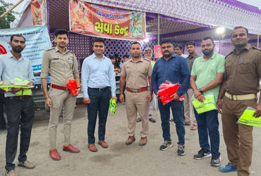 બાવળા આરટીઓ દ્વારા પદયાત્રીઓને રેડીયમ વાળા જેકેટનું વિતરણ કરાયું