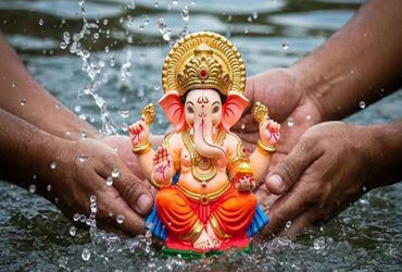 ગણેશ વિસર્જન યાત્રામાં બોમ્બ ફોડવાની ના પાડતા હુમલો: ફરિયાદ નોંધાઈ.