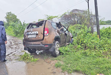 ટાયર ફાટતા કાર ખાડામાં: બે ના મોત, બે ઘાયલ (Bogodara-Bavla Highway accident).