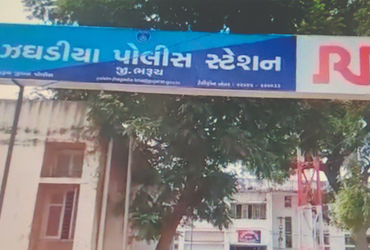 ભરૂચમાં ઝઘડિયાના મુલાદ ગામ પાસેથી ગૌરક્ષકોએ ક્રૂરતાપૂર્વક બાંધેલ 29 પશુઓ ભરેલો આયશર ટેમ્પો ઝડપી પાડ્યો, ચાલક ફરાર