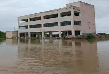 ધોળકા તાલુકાના ગામોમાં Sabarmati નદીના પાણી ઘૂસતા જળબંબાકારની સ્થિતિ સર્જાઈ.