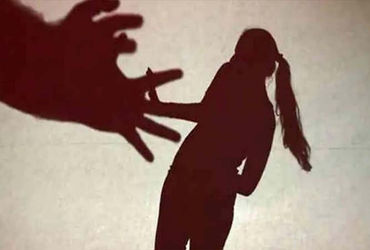 જામનગરમાં અંધઆશ્રમ નજીક ત્રણ માળિયા આવાસના ફ્લેટમાંથી મહીલા સંચાલિત કુટણખાનું ઝડપાતાં ભારે ચકચાર