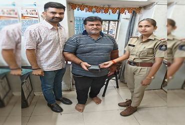 જામનગર પોલીસ કર્મચારી દ્વારા ચાંદીના સિક્કા અને રોકડ ભરેલું પાકીટ માલિકને પરત સોંપવામાં આવ્યું.