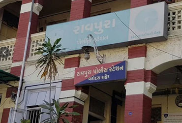 લેટ આવવા બાબતે ટોકતા બે કર્મચારીઓએ વેપારીને માર મારી લોહીલુહાણ કરી નાખ્યો
