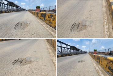 તાપી નદી પરના ચોરસ-અપ્સને જોડતા પુલ પરના ગાબડામાંથી સળિયા દેખાય છે. તાપી નદી પર બાંધવામાં આવેલા ચોક અડાજનને જોડતા પુલ પર રસ્તાઓનું નુકસાન