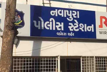 મહિલા પર પુત્ર અને પુત્રવધુએ ઈંટ અને પથ્થર ફેંકી હુમલો કર્યો