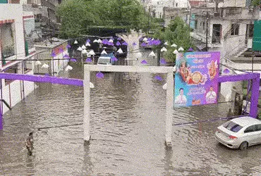 VIDEO: નવરાત્રિના બે દિવસ પહેલા જ વડોદરામાં વરસાદી આફત, ગરબા ગ્રાઉન્ડ્સમાં પાણી ભરાયા