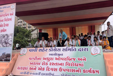 વાપીમાં રેલવે ફલાય ઓવરની કામગીરી મંથરગતિએ અને બિસ્માર માર્ગ સામે કોંગ્રેસના ધરણા