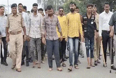 ગોધરામાં પોલીસ સ્ટેશન પર હુમલાનો વિવાદ: ધમાલ મચાવનારા આરોપીઓનું પોલીસે કાઢ્યું સરઘસ