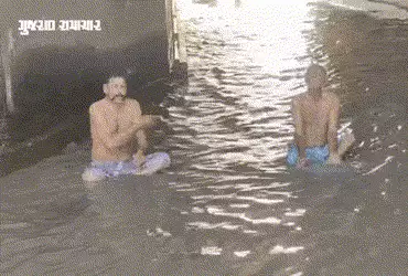 બોટાદનો રેલવે અંડરબ્રિજ બન્યો 'સ્વિમિંગ પુલ,' વગર વરસાદે પાણી ભરેલું રહેતા સામાજિક કાર્યકરોનો અનોખો વિરોધ