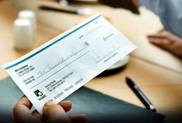 બેન્કના કર્મચારીઓ મોડી રાત સુધી કામ કરે છે, ચેક -ક્લિયરિંગ સિસ્ટમમાં ખામીને કારણે, સ software ફ્ટવેર ગણતરીના કલાકોમાં અટકી ગયું હતું. ચેક ક્લિયરિંગમાં સ software ફ્ટવેર ક્રેશ થવાને કારણે બેંક સ્ટાફને મુશ્કેલીઓનો સામનો કરવો પડે છે