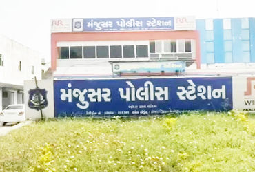 દૂધની ગાડીમાં દારૂની હેરાફેરી કરો છો તેમ કહી નકલી પોલીસનો 1.87 લાખ રોકડ અને બે મોબાઈલનો તોડ