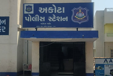વડોદરાના અકોટામાં ડી માર્ટની સામે જાહેરમાં મારામારી કરનાર વિદ્યાર્થીઓના વાલીઓને પોલીસે માફી મંગાવી