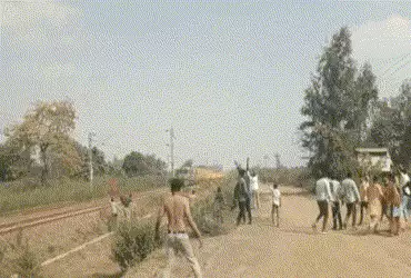 ગોધરામાં મોટી દુર્ઘટના ટળી: 25 હજાર KV રેલવે વીજ કેબલ તૂટ્યો, ગ્રામજનોએ જીવના જોખમે ટ્રેન પાયલટને કર્યા એલર્ટ