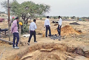 થાનના રતનપર ટીંબામાંથી કાર્બોસેલના ચાર કૂવામાંથી ગેરકાયદે ખનન ઝડપાયું