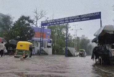 ગુજરાતમાં માવઠાનું જોર: ગાંધીનગરમાં ધોધમાર વરસાદ બાદ અનેક વિસ્તારોમાં પાણી ભરાયા