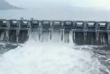 કમોસમી વરસાદના કારણે ધરોઇ ડેમ છલકાયો: 100 ટકા ભરાઈ જતાં સાબરમતીમાં પાણી છોડાયું