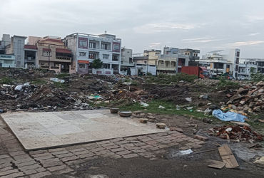 વારસિયાના એસ.કે. મેદાનમાં પેવર બ્લોક અને કાટમાળ ઠલવાતાં લોકોમાં રોષ